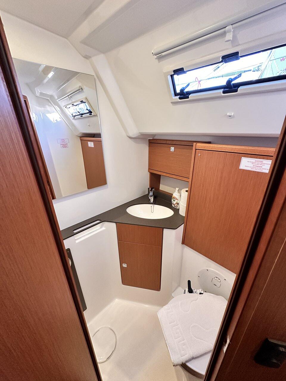 Sailing yacht 