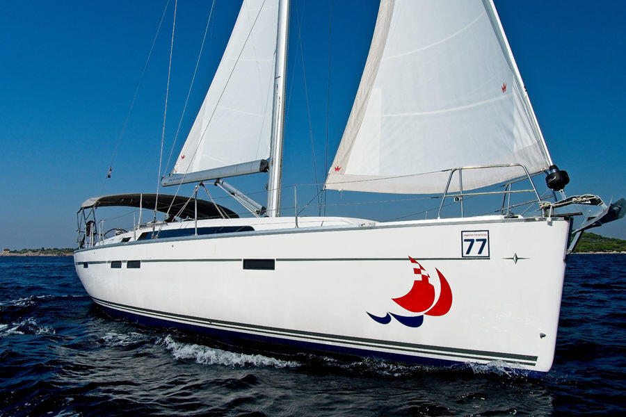 Sailing yacht 