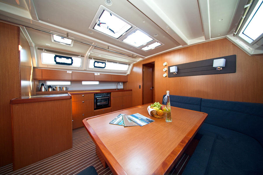 Sailing yacht 