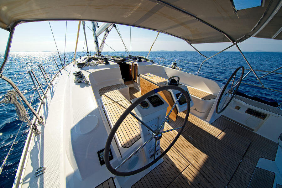 Sailing yacht 