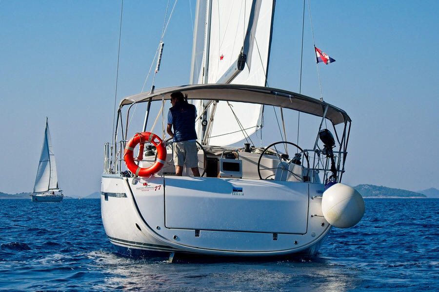 Sailing yacht 