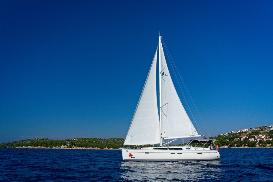 Sailing yacht 