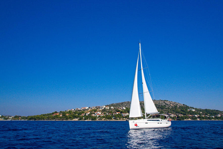 Sailing yacht 