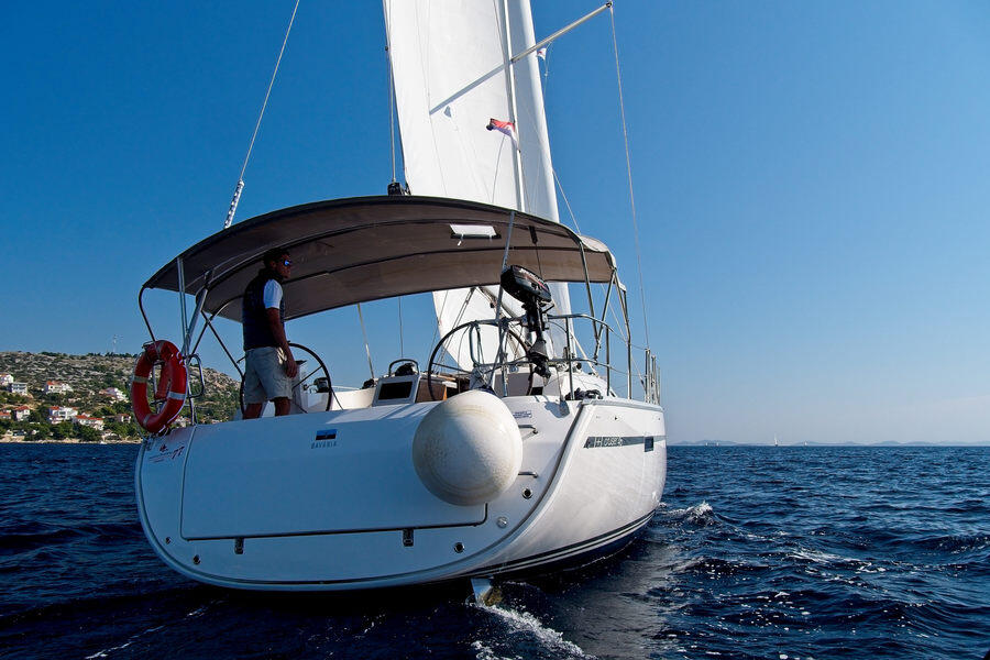 Sailing yacht 
