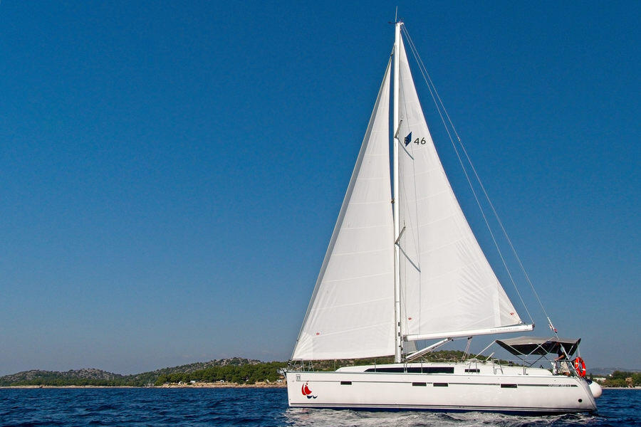 Sailing yacht 