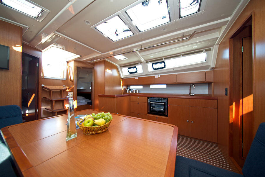 Sailing yacht 