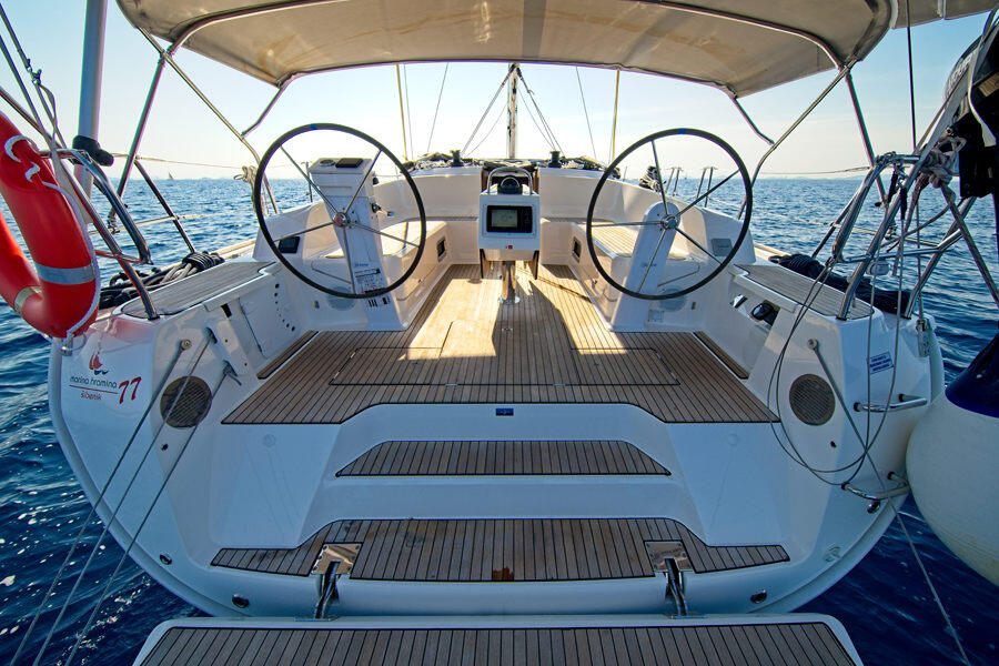 Sailing yacht 