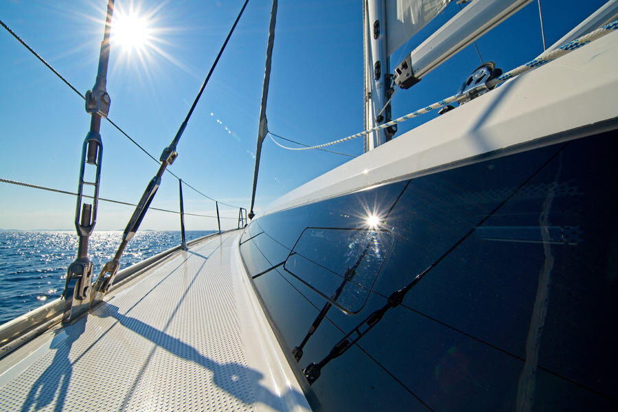 Sailing yacht 