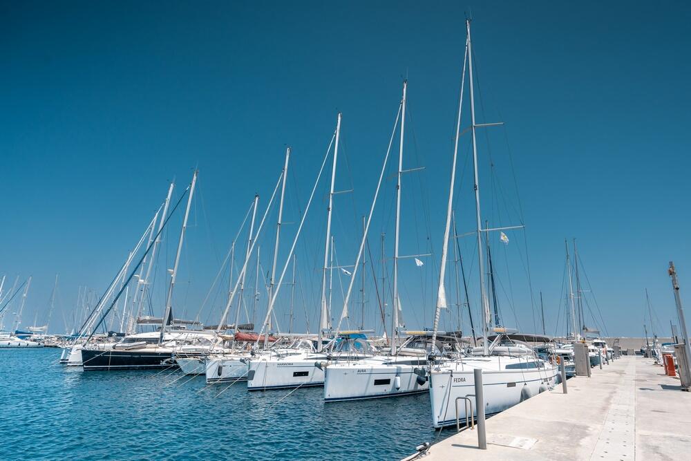 Sailing yacht 