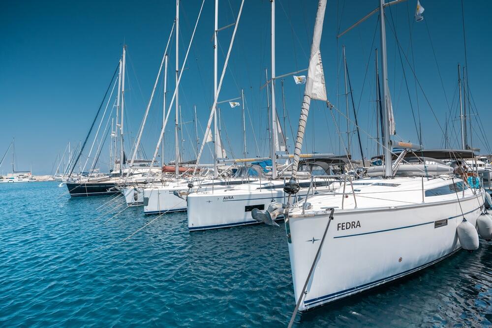 Sailing yacht 