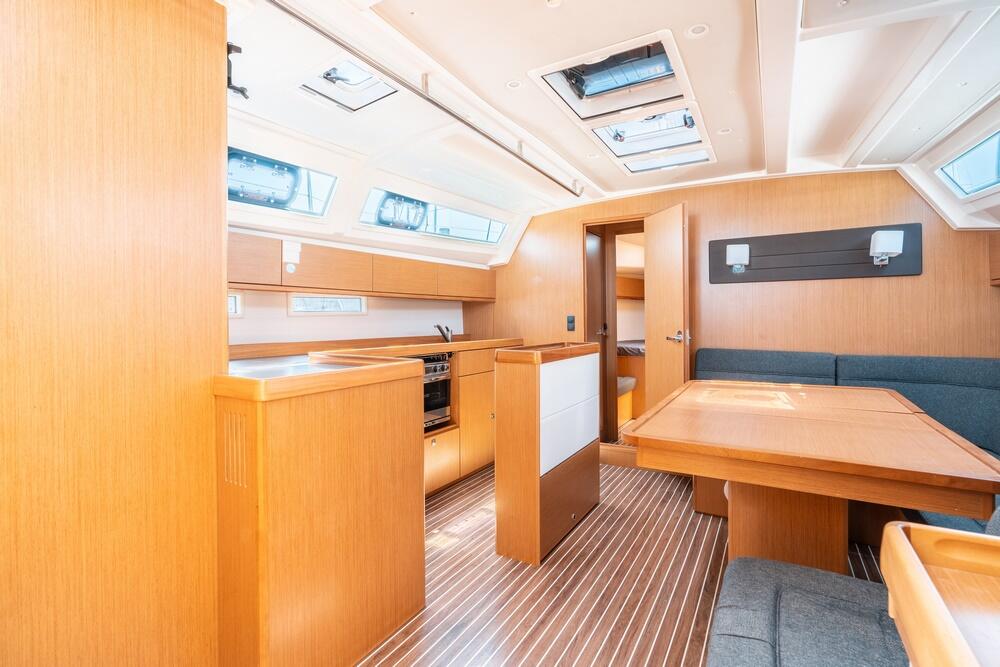 Sailing yacht 