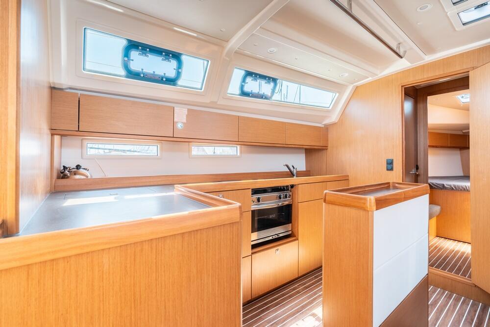 Sailing yacht 