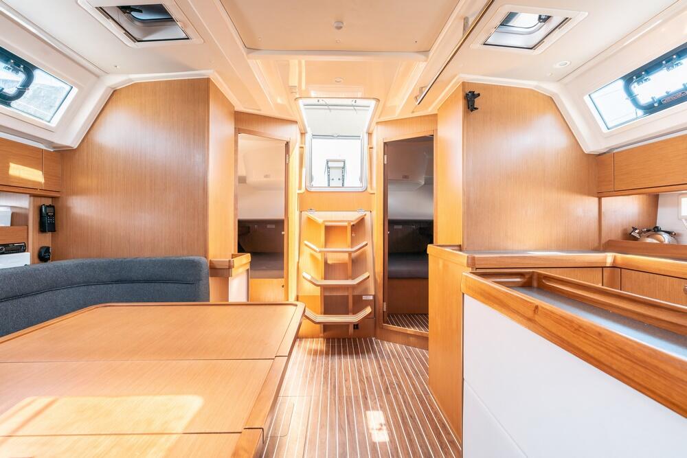 Sailing yacht 