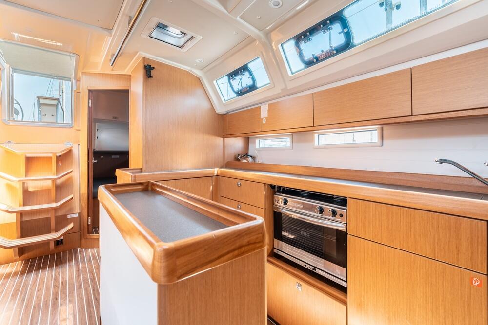 Sailing yacht 