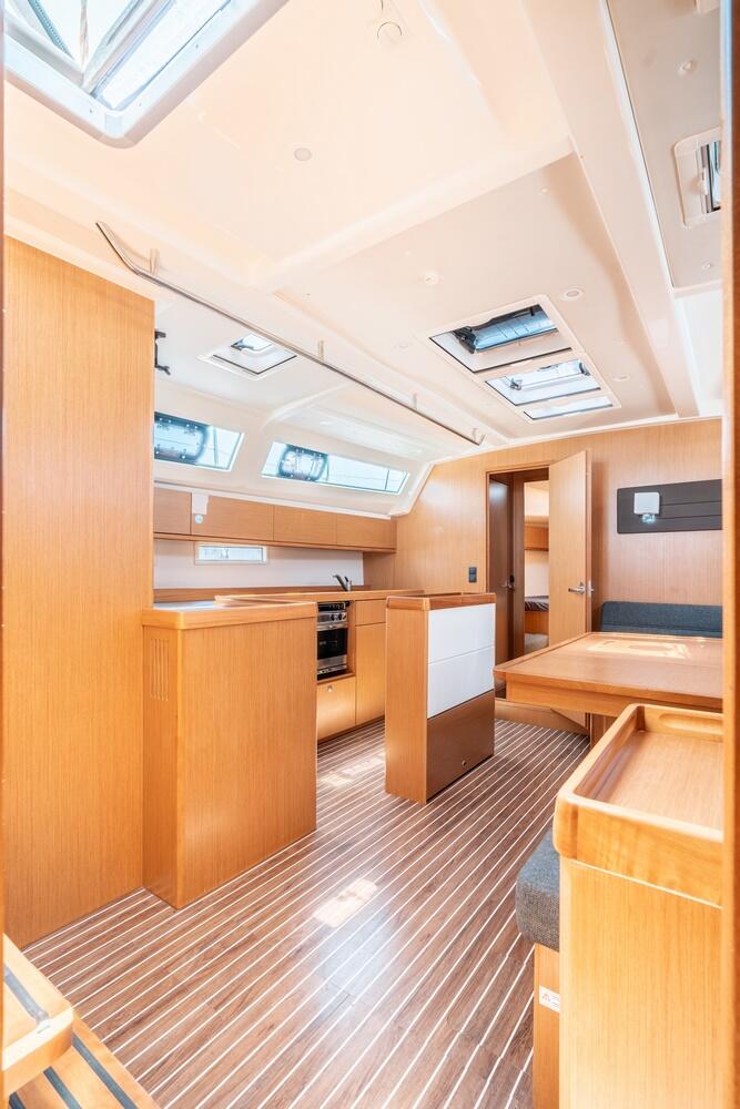 Sailing yacht 