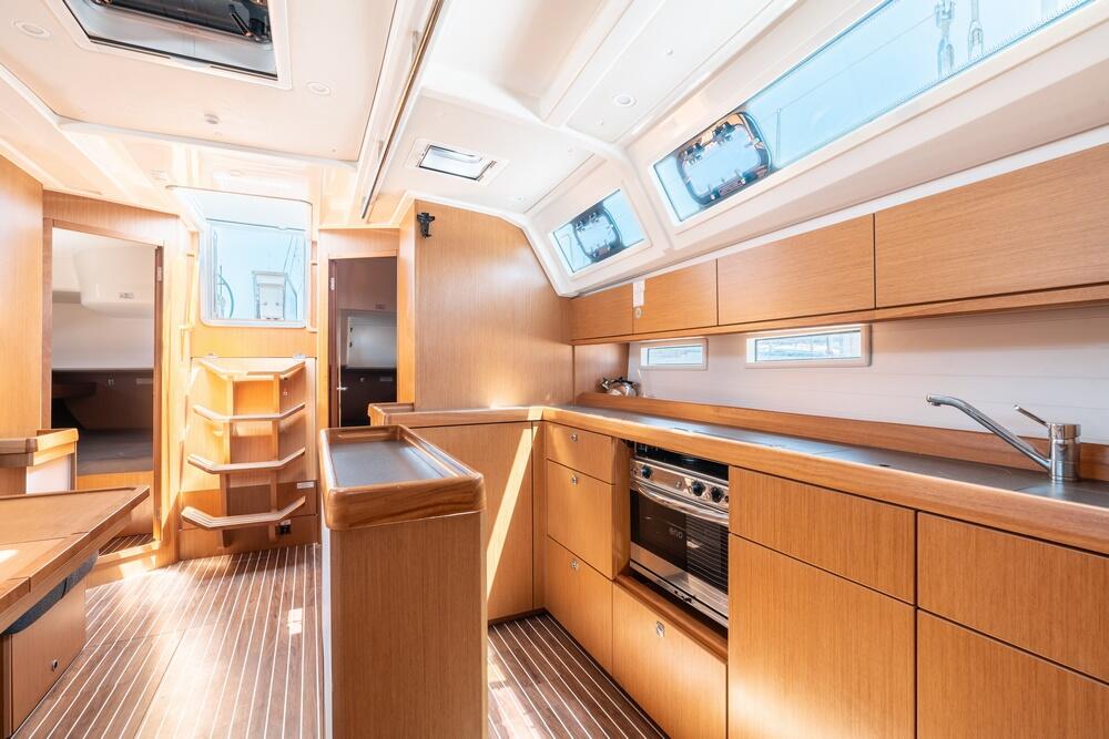 Sailing yacht 