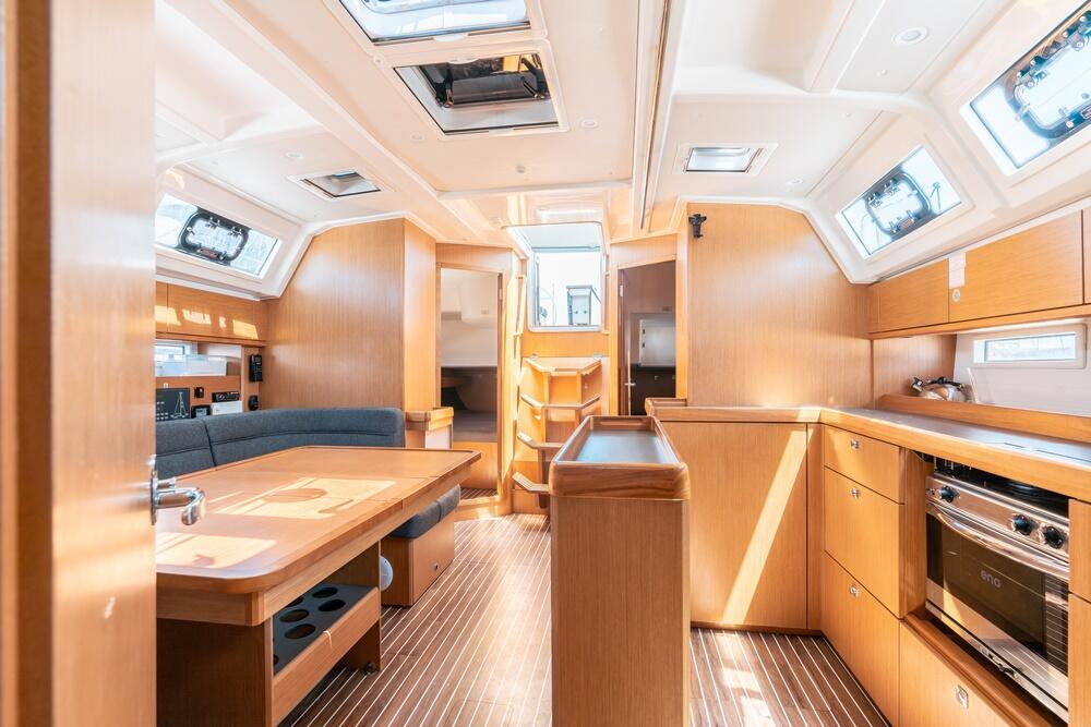 Sailing yacht 
