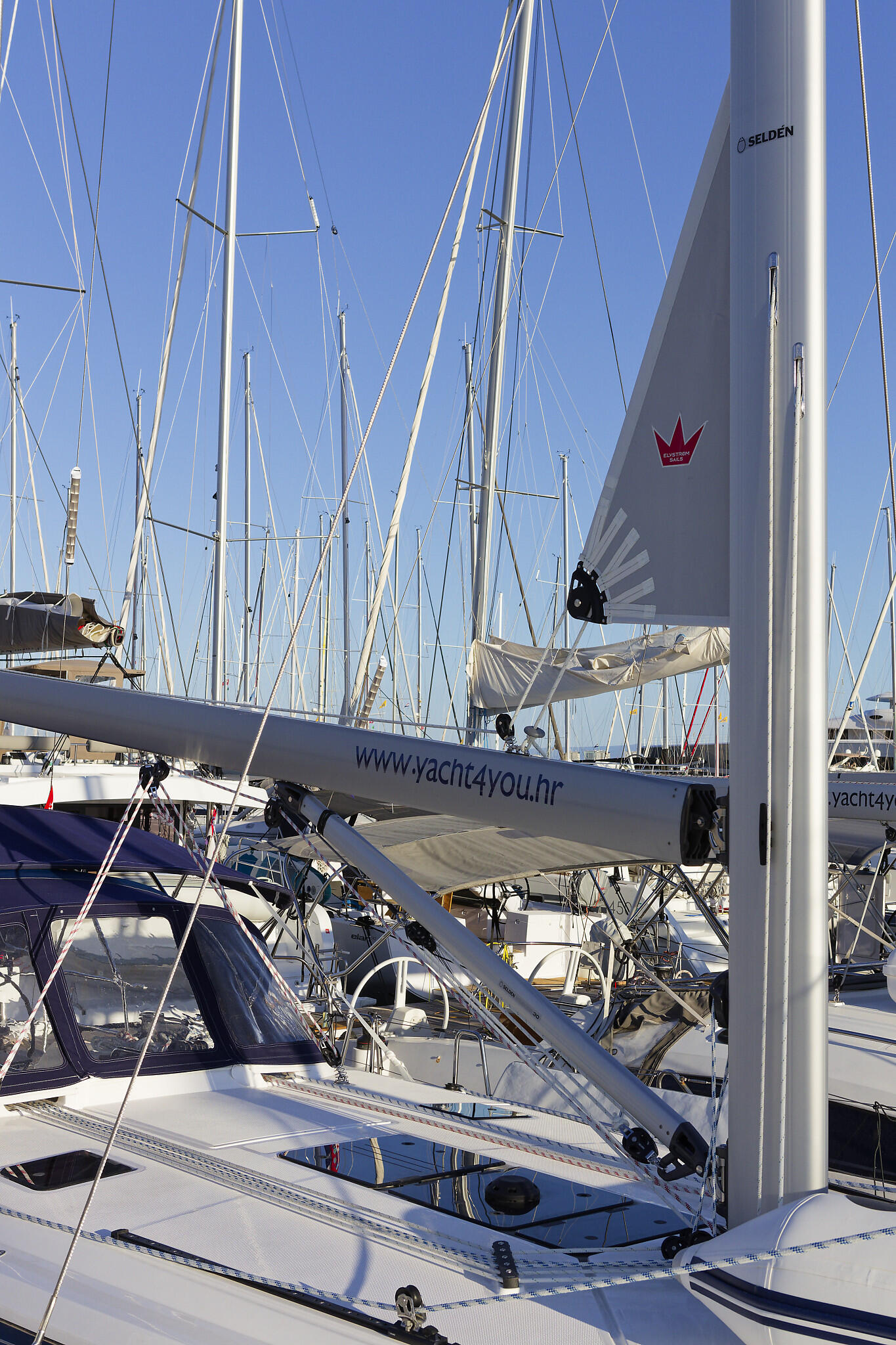 Sailing yacht 
