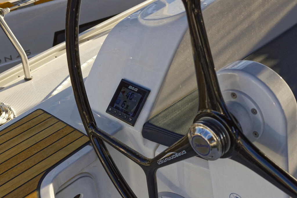 Sailing yacht 