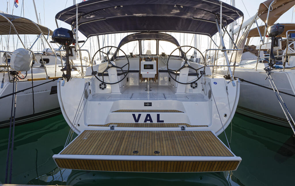 Sailing yacht 