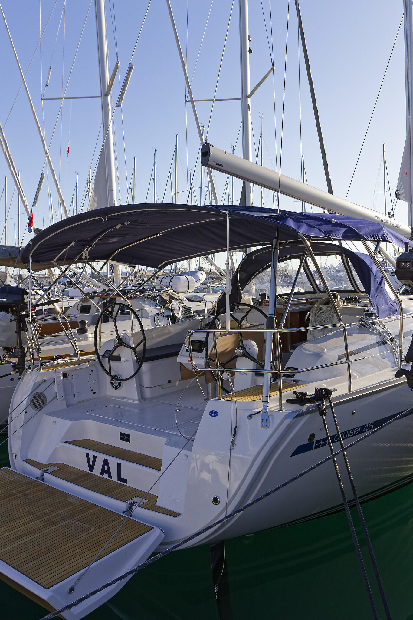Sailing yacht 