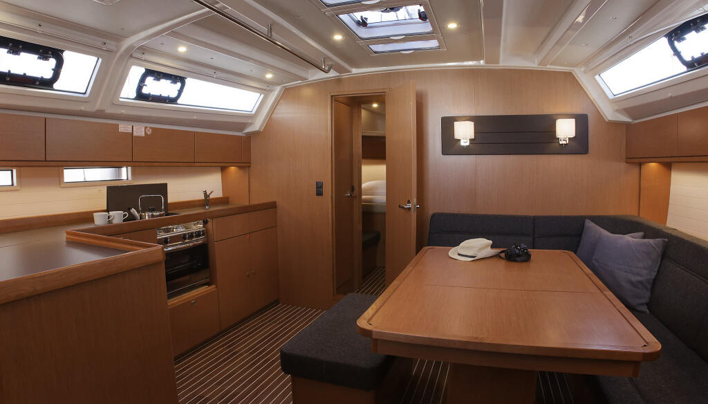 Sailing yacht 