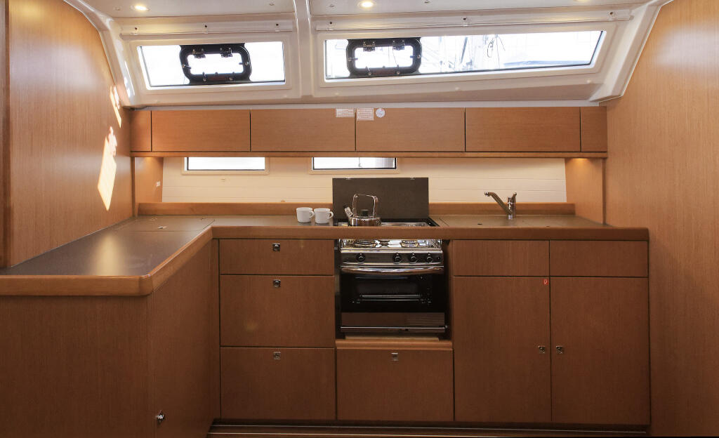 Sailing yacht 