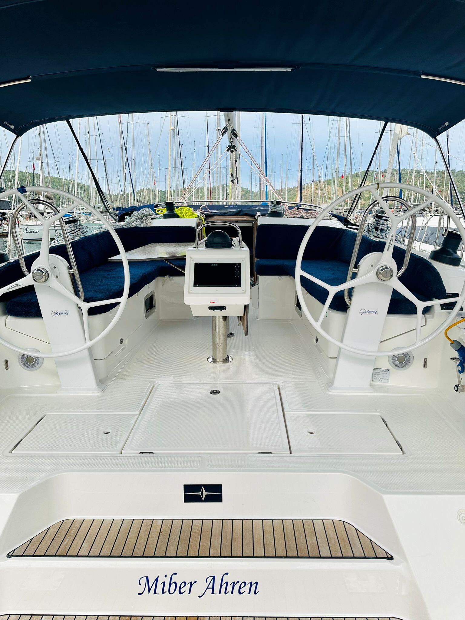 Sailing yacht 