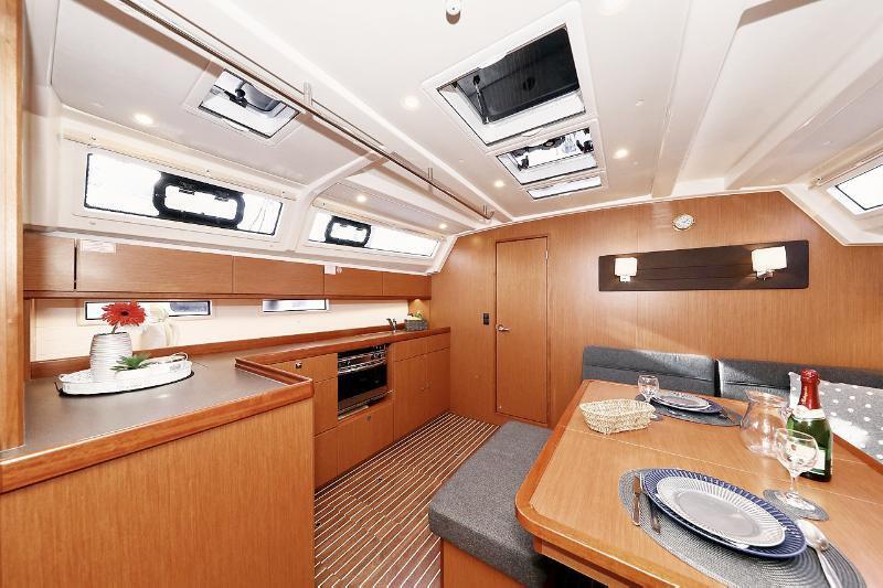 Sailing yacht 