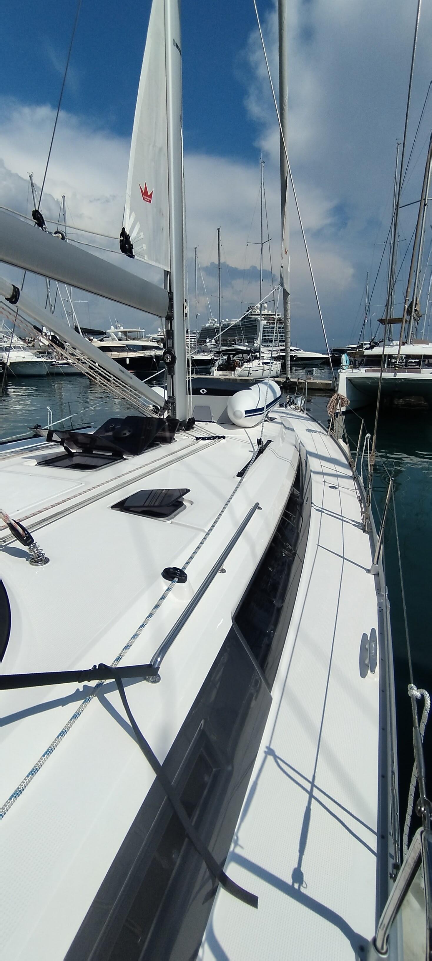 Sailing yacht 