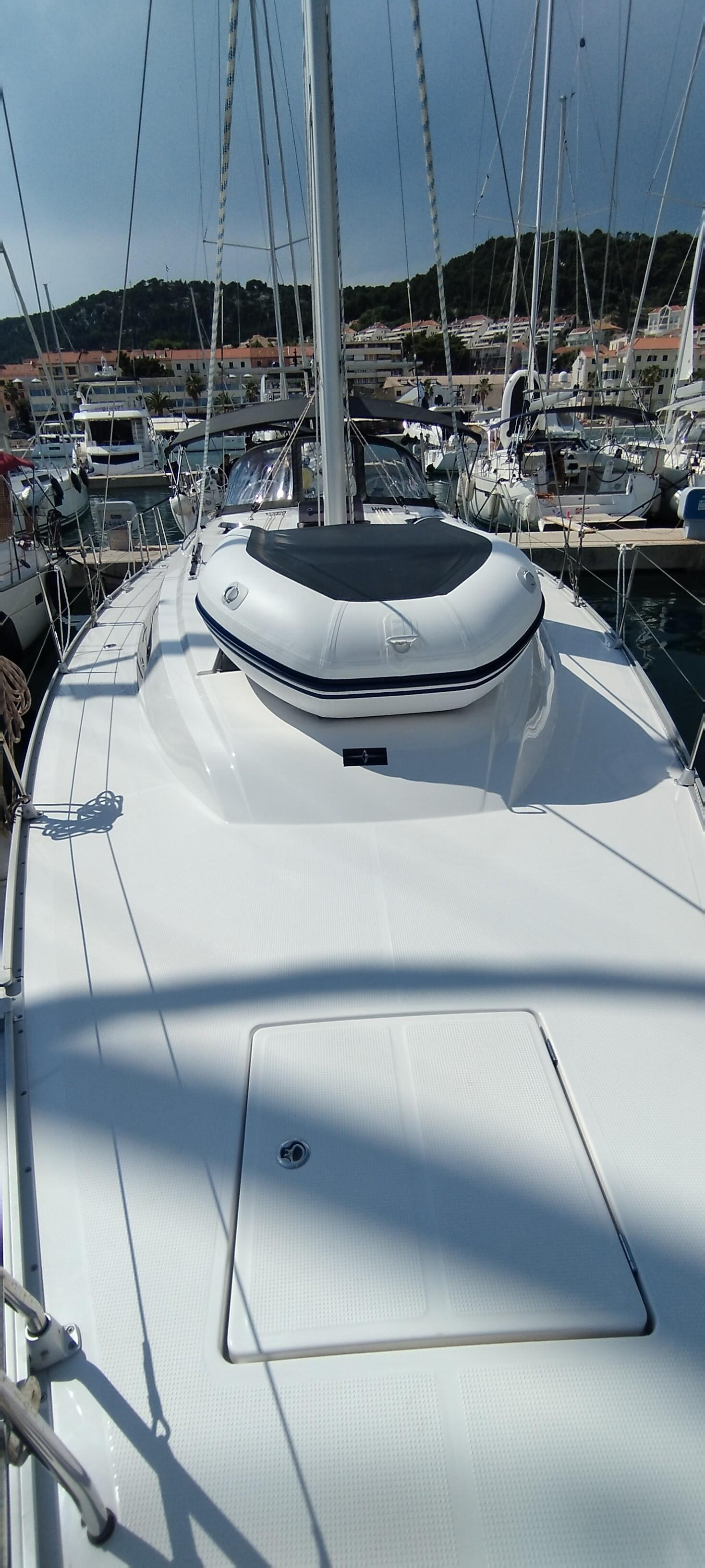 Sailing yacht 