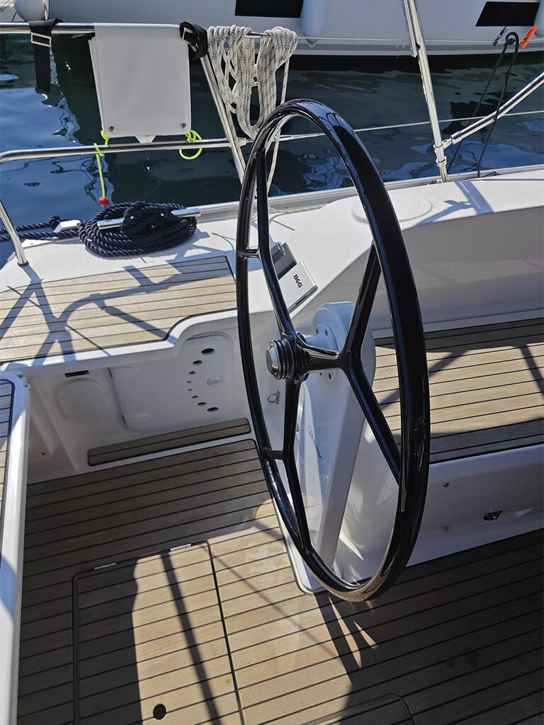 Sailing yacht 