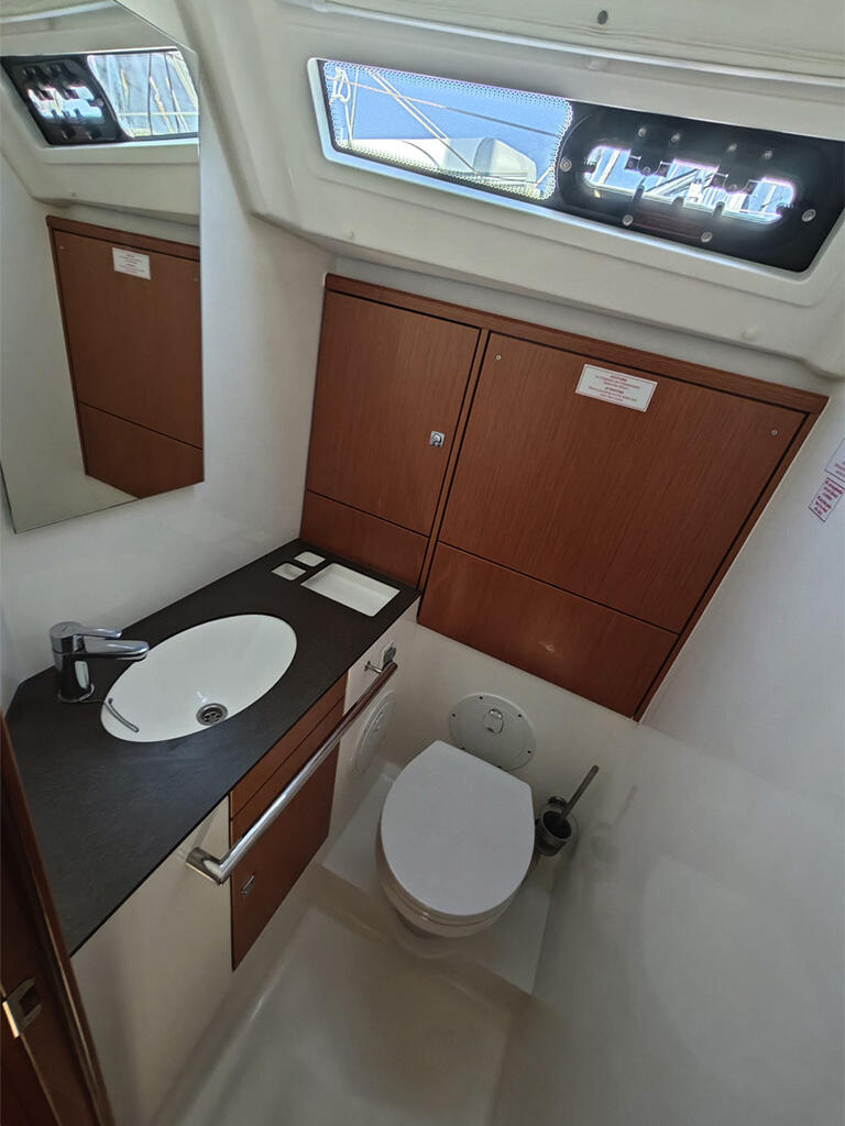 Sailing yacht 