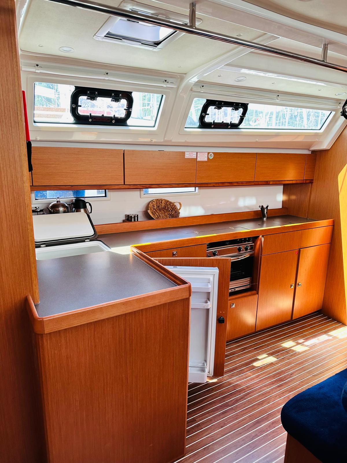 Sailing yacht 