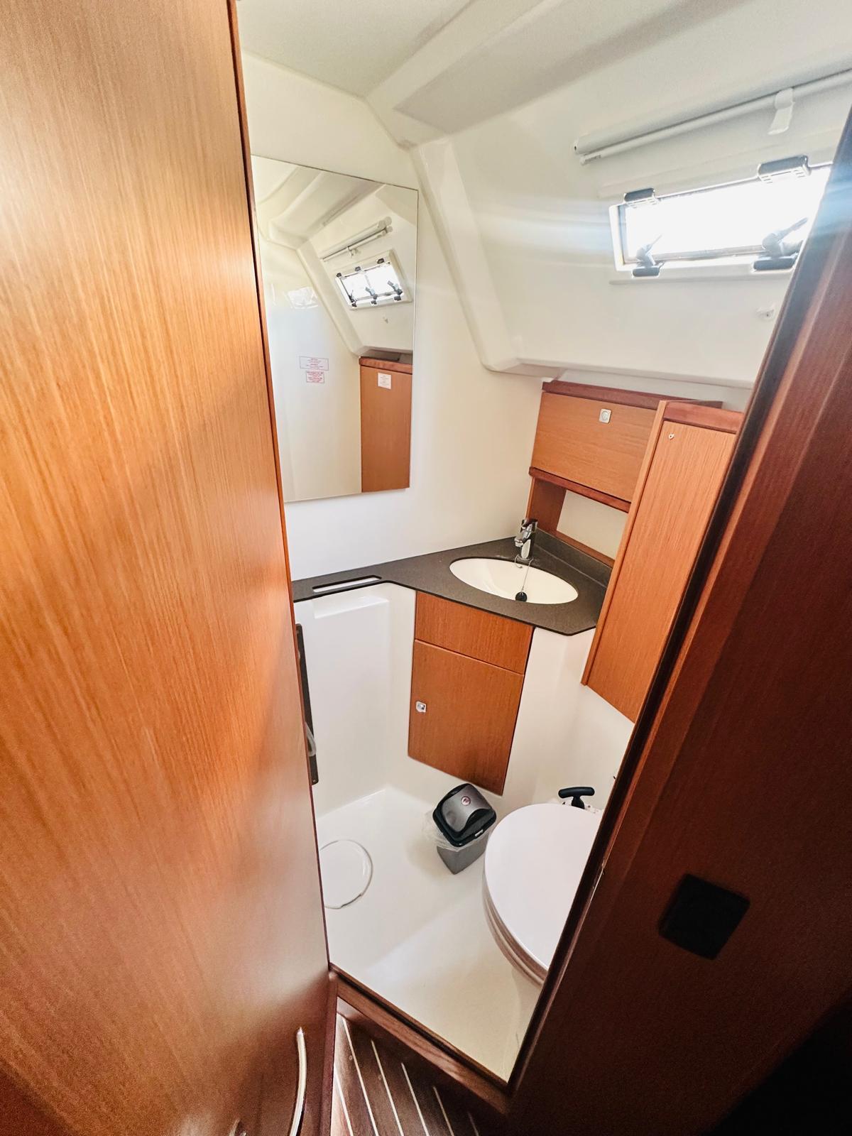 Sailing yacht 