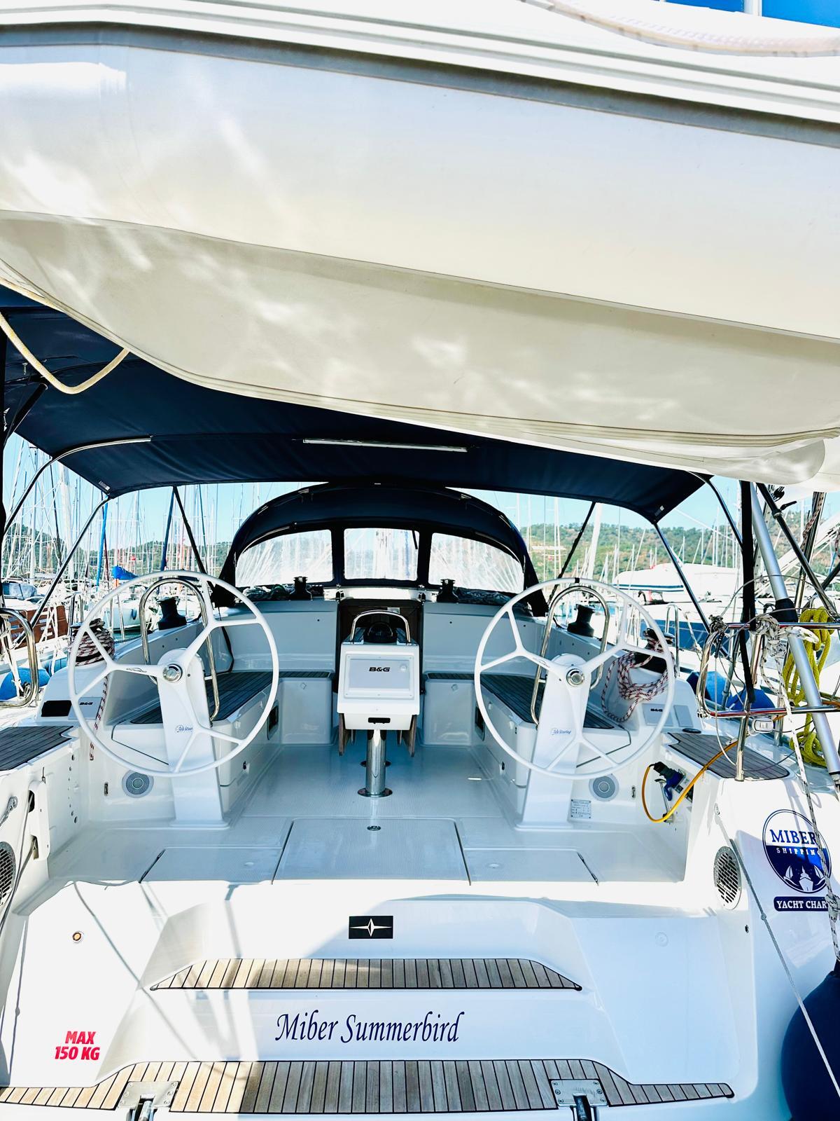 Sailing yacht 