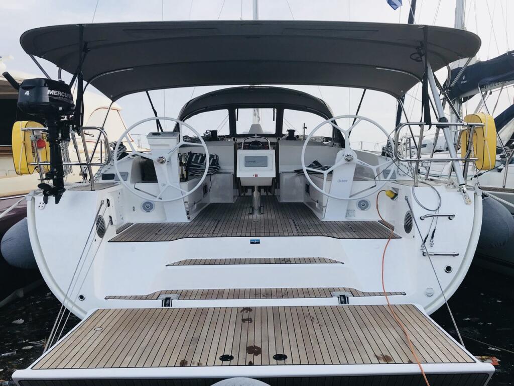 Sailing yacht 