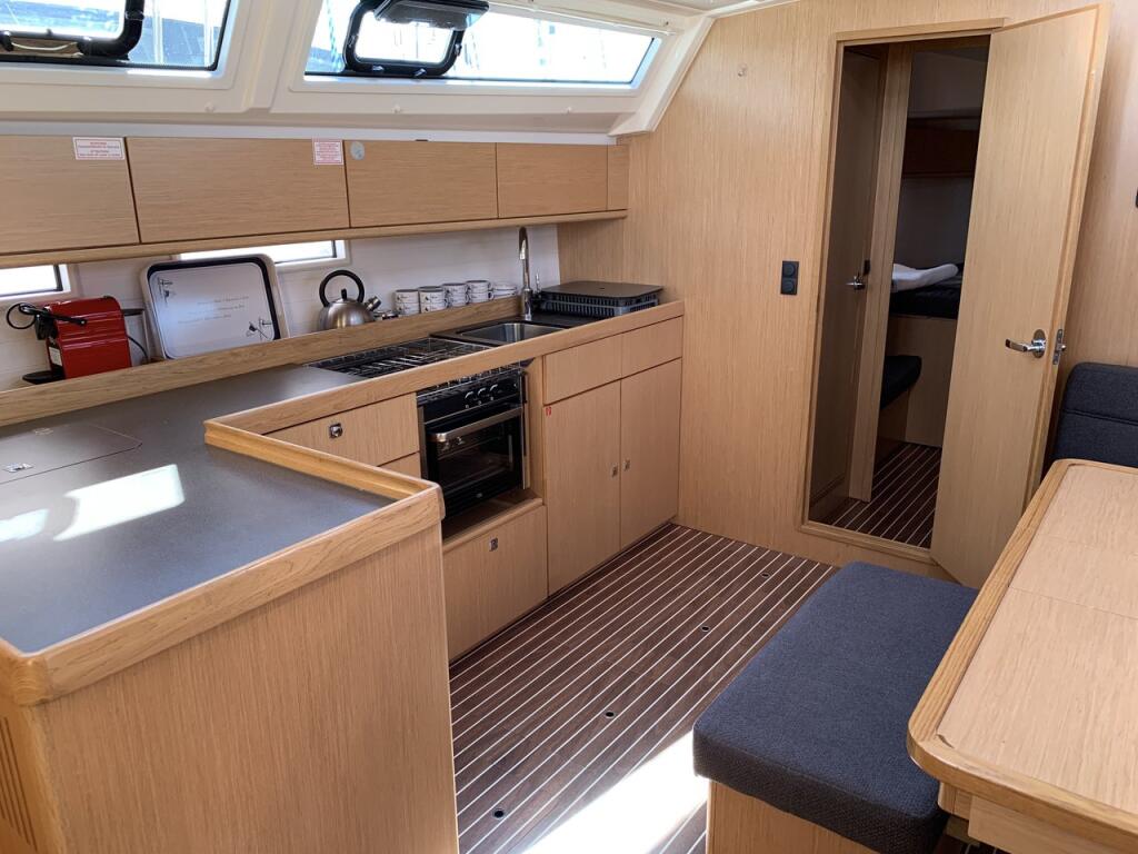 Sailing yacht 