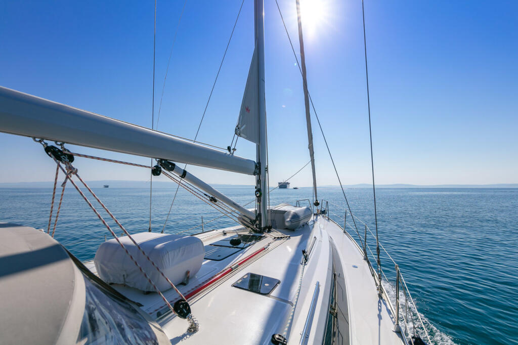 Sailing yacht 