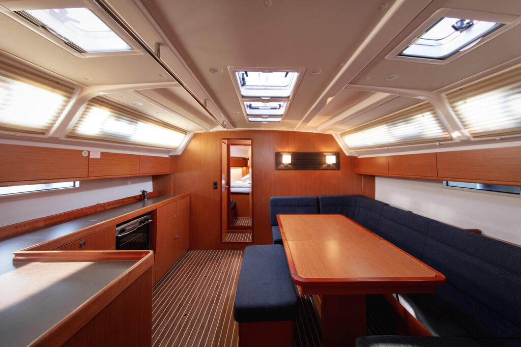 Sailing yacht 