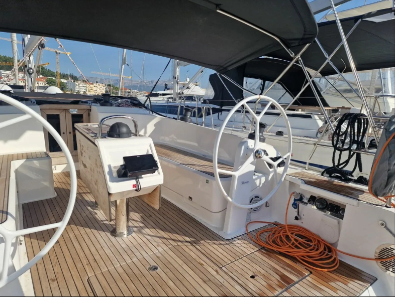 Sailing yacht 