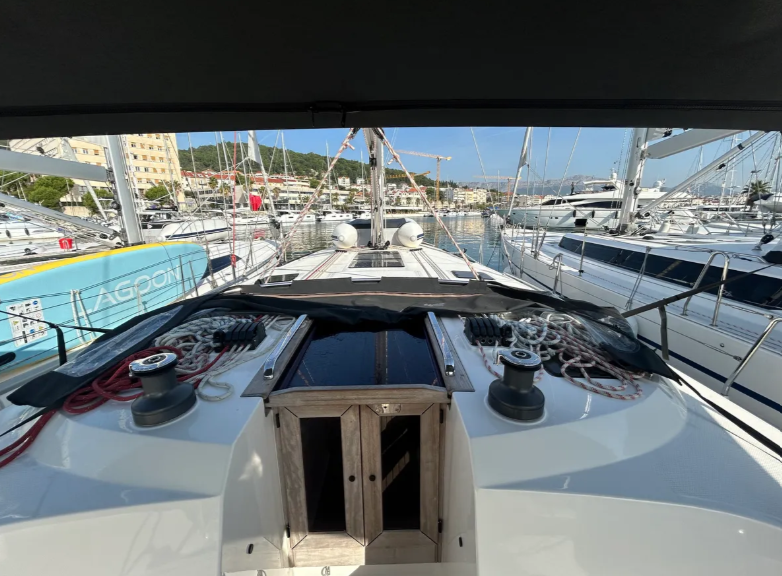 Sailing yacht 