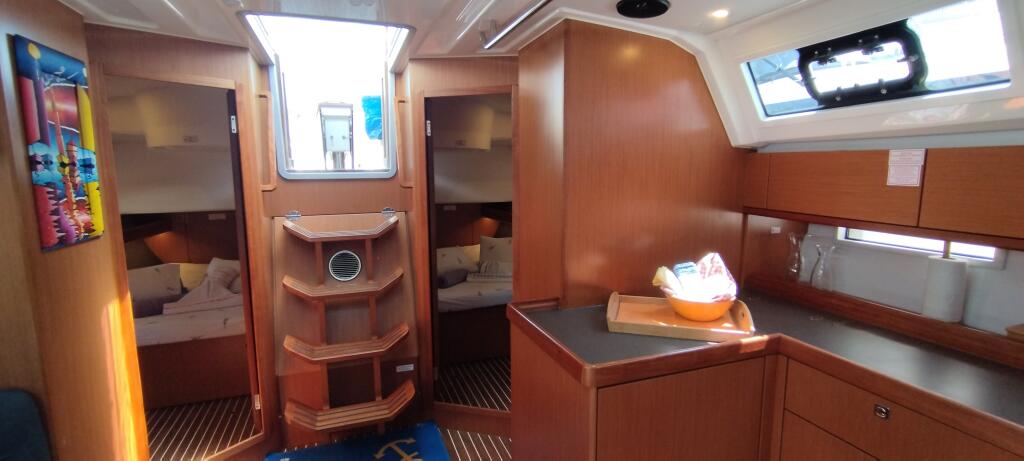 Sailing yacht 