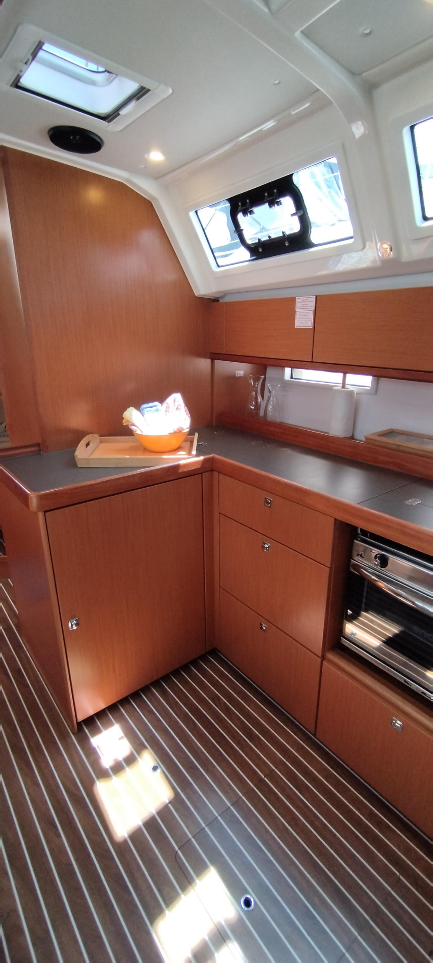 Sailing yacht 