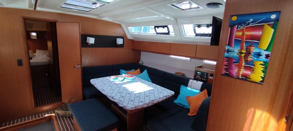 Sailing yacht 