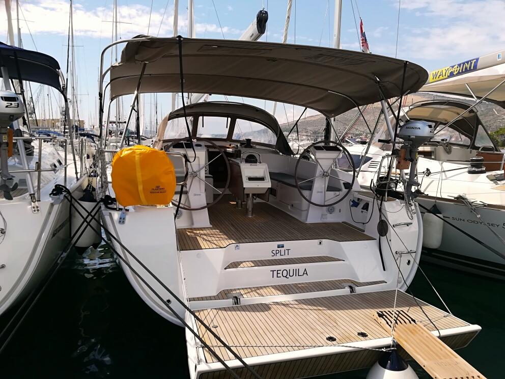 Sailing yacht 