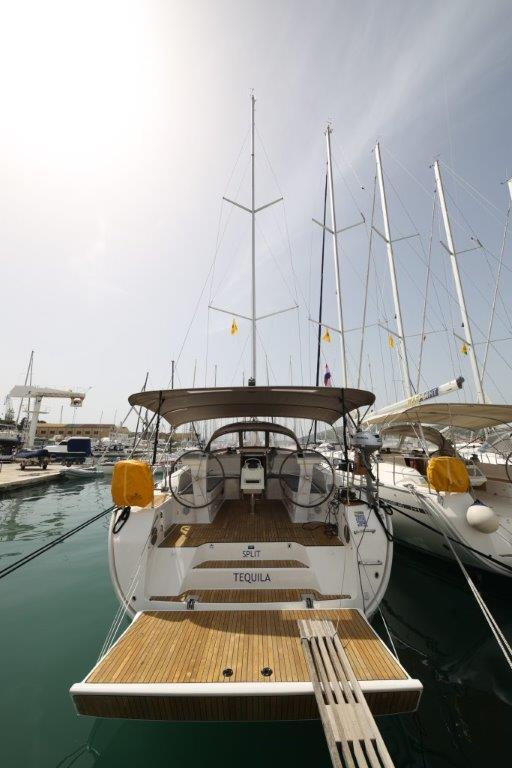 Sailing yacht 
