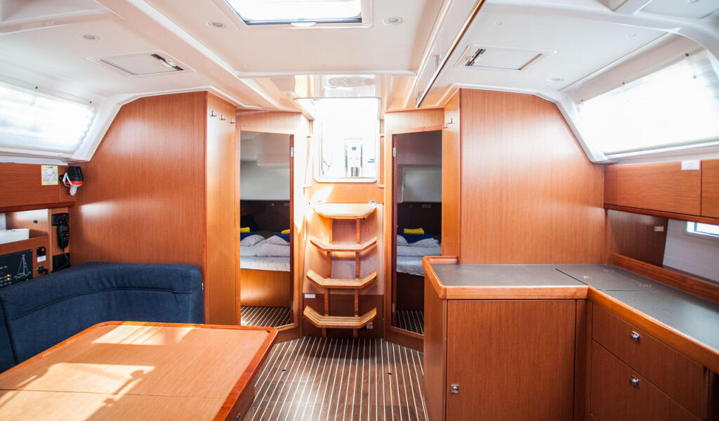 Sailing yacht 
