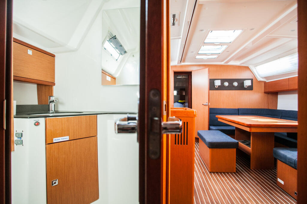 Sailing yacht 