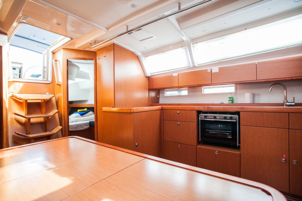 Sailing yacht 